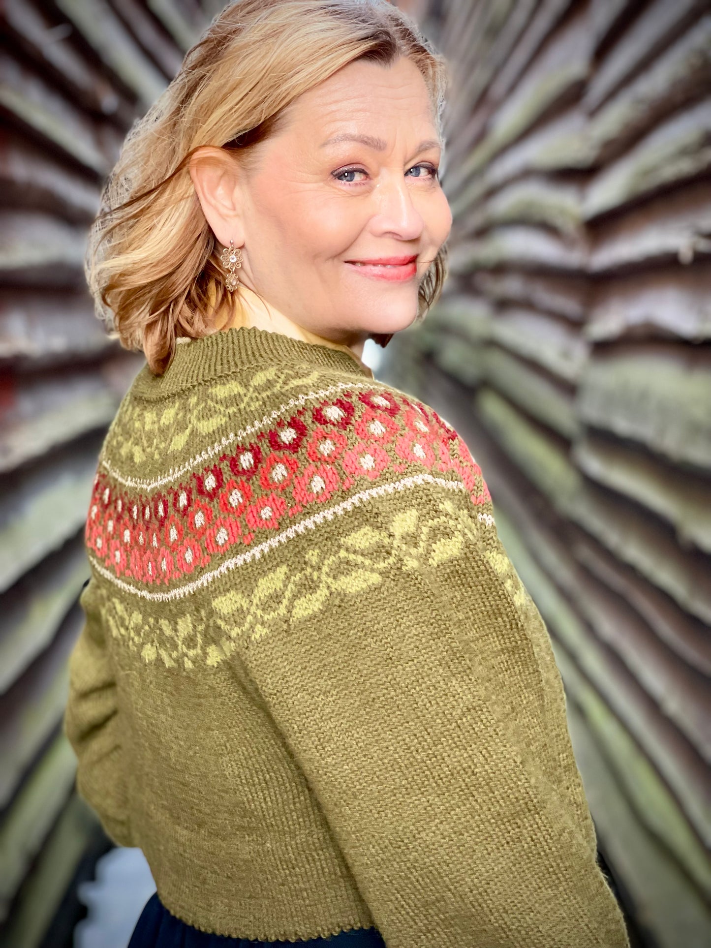 Maren (Digital) tilpasset bunad/drakt med blomsterbroderier