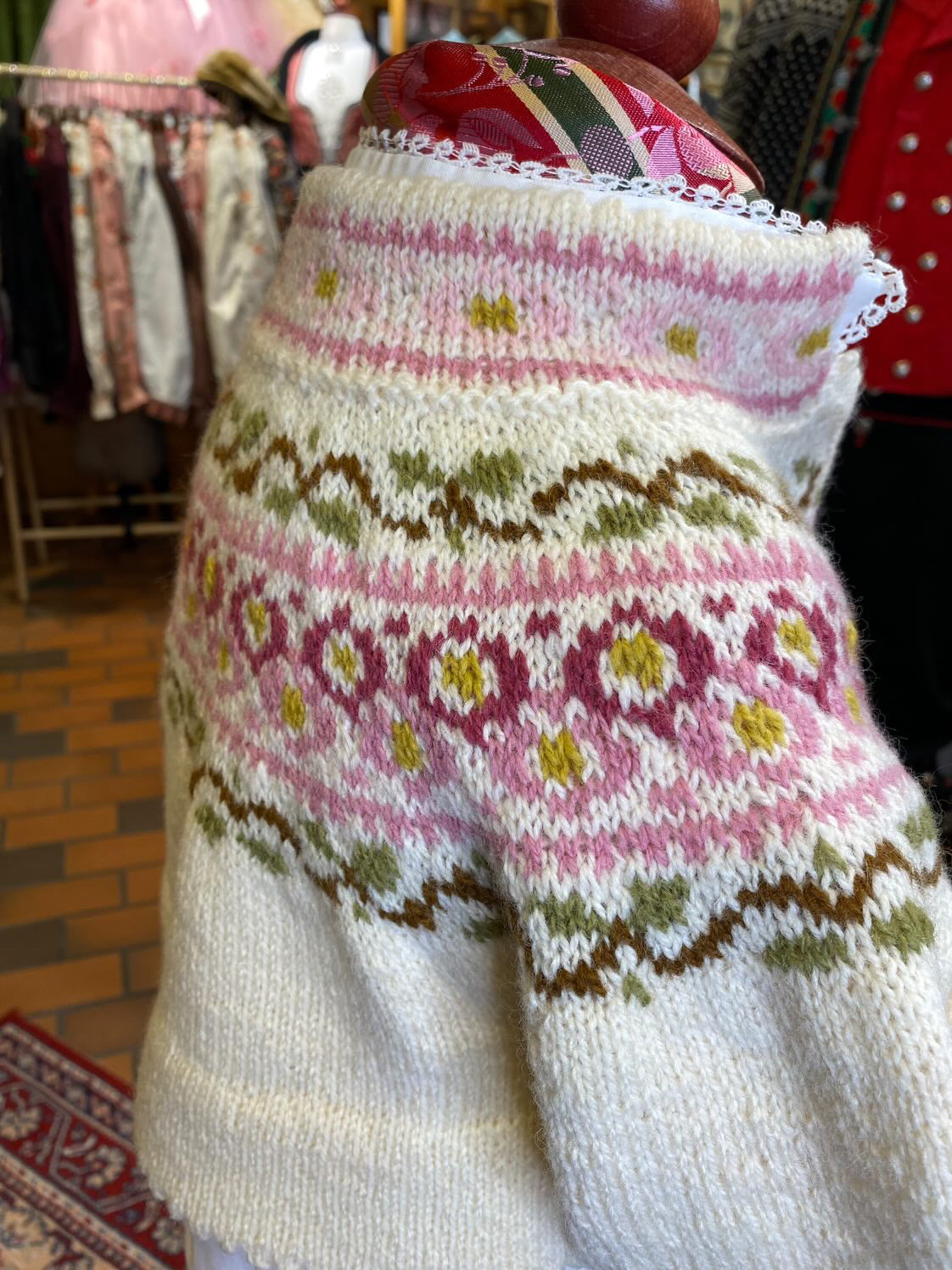 BUNADSTRIKK HEFTE Iben tilpasset barnebunad/drakt med blomsterbroderier