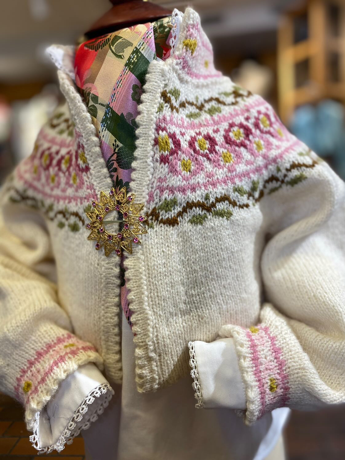 BUNADSTRIKK HEFTE Iben tilpasset barnebunad/drakt med blomsterbroderier