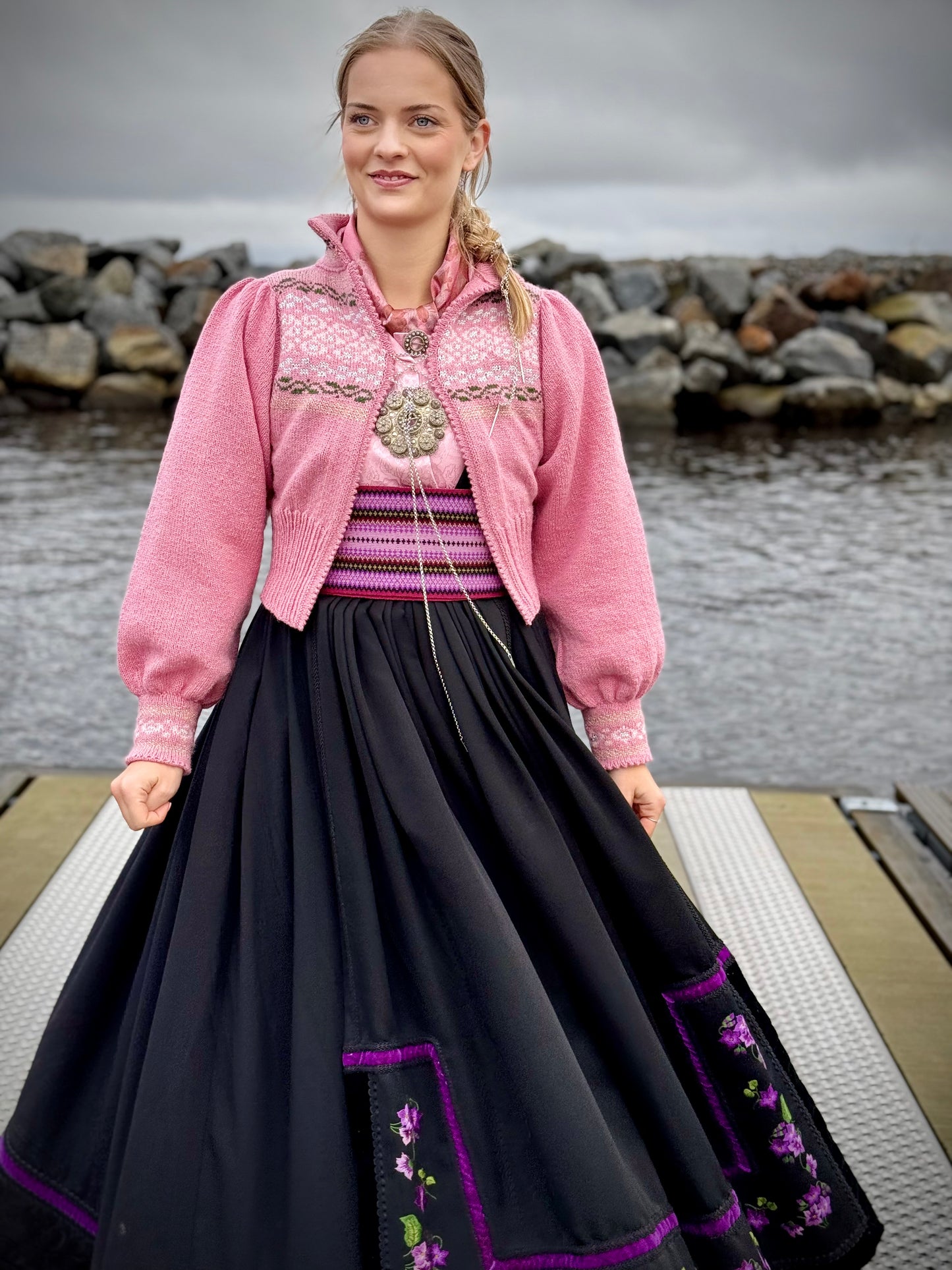 Ingrid (Digital) tilpasset bunader med blomsterbroderi