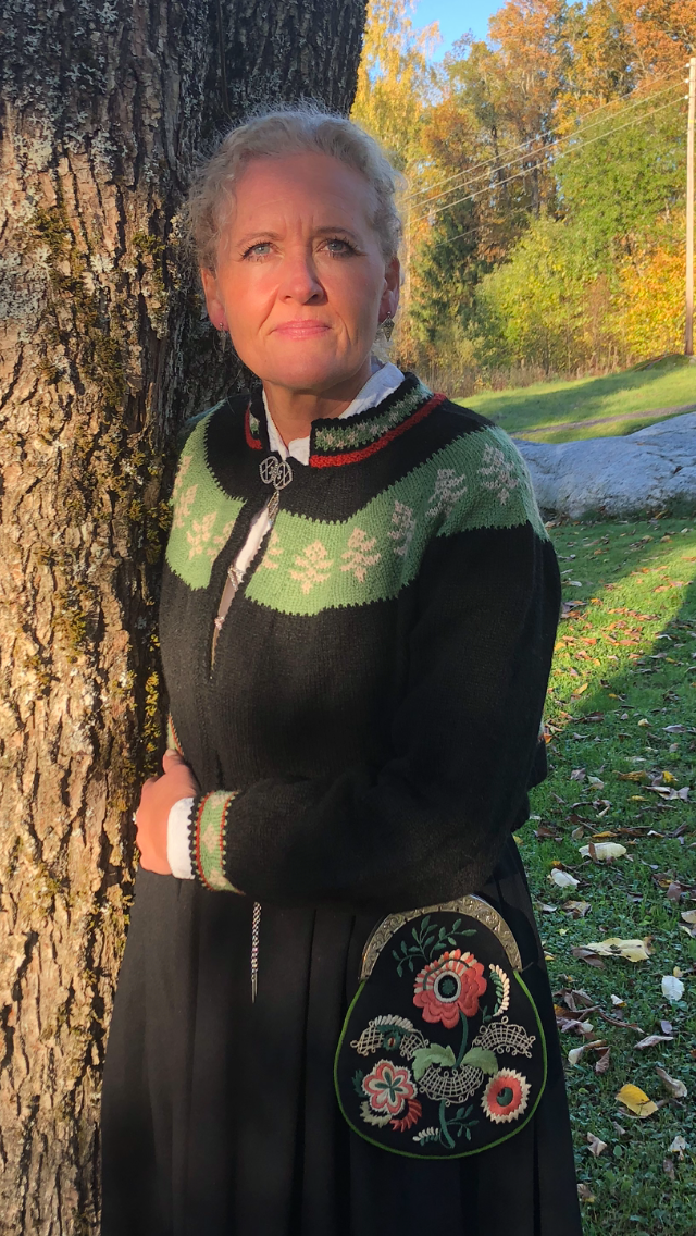 Utstillingsjakke selges, modell Elisabeth tilpasset Østfoldbunaden