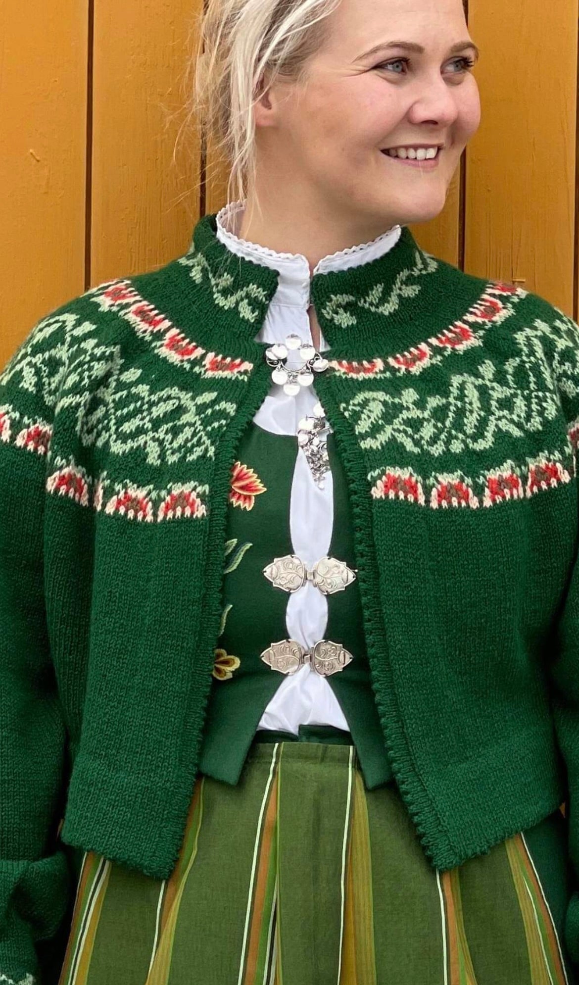 Utstillingsjakke selges, modell Lisa tilpasset grønn Nordlandsbunad