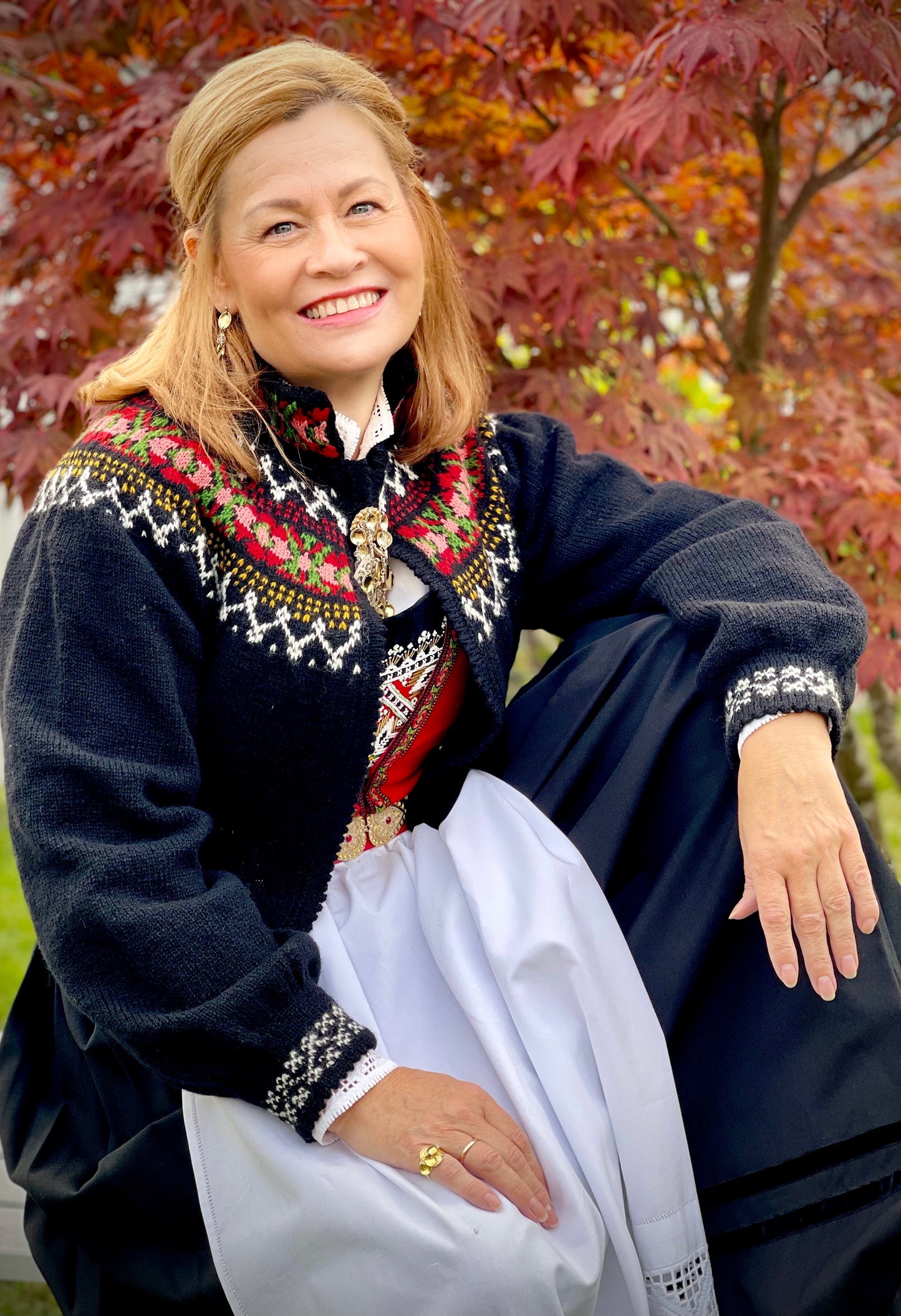 Maud (Digital) tilpasset Hardangerbunad