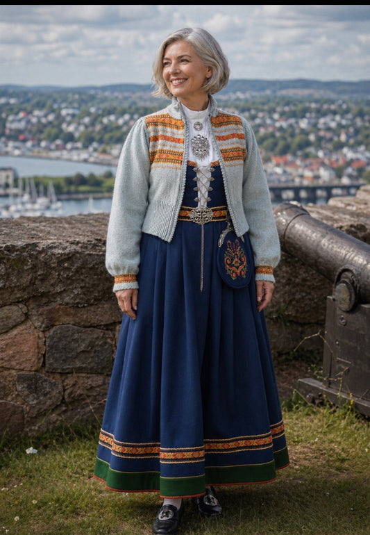 TILLEGG Heidi (Digital) tilpasset helblå Vestfoldbunad