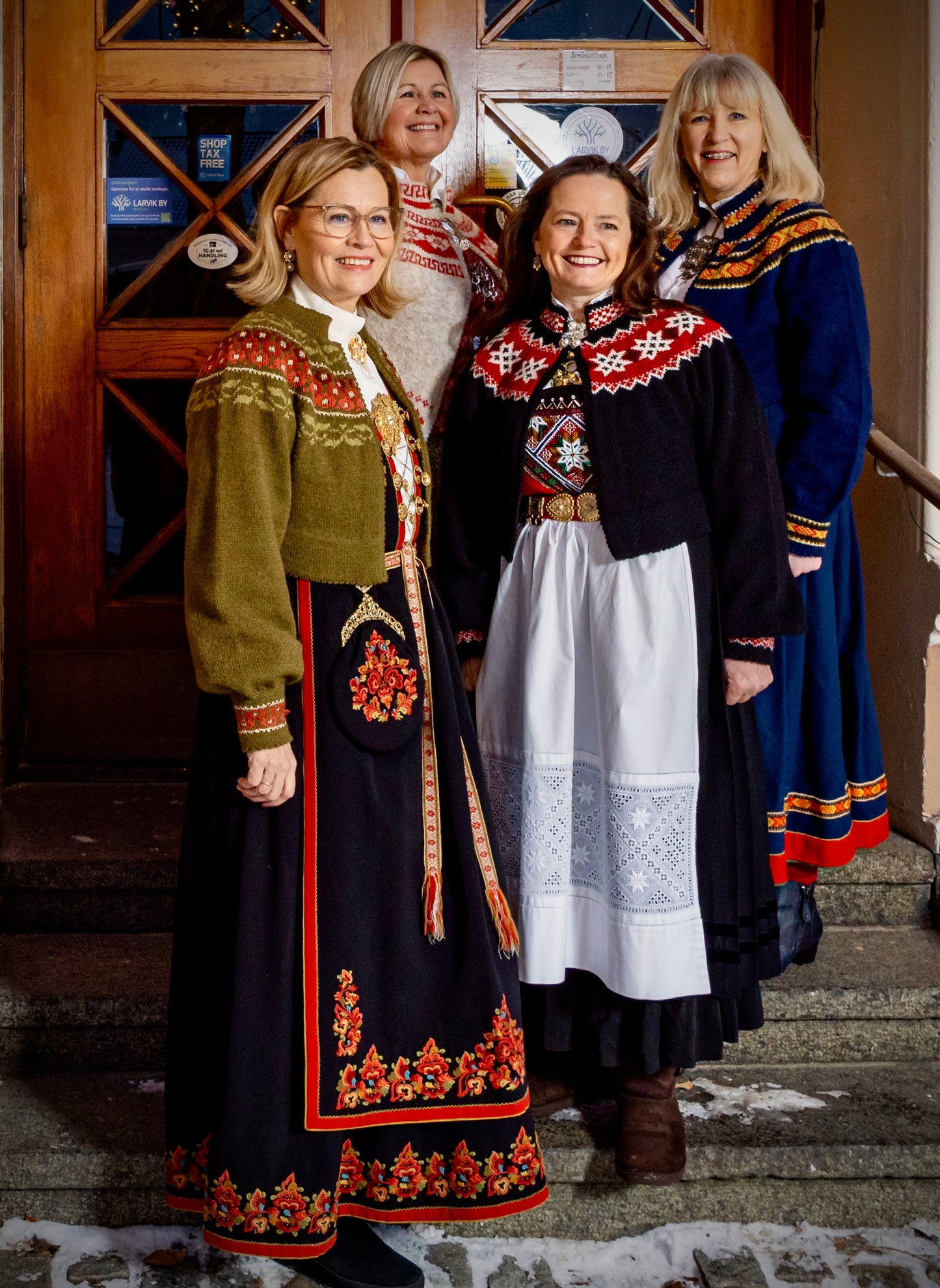 Maren (Pdf) tilpasset bunad/drakt med blomsterbroderier