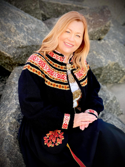 Utstillingsjakke selges, modell Hjørdis tilpasset Vest-Telemarkbunad