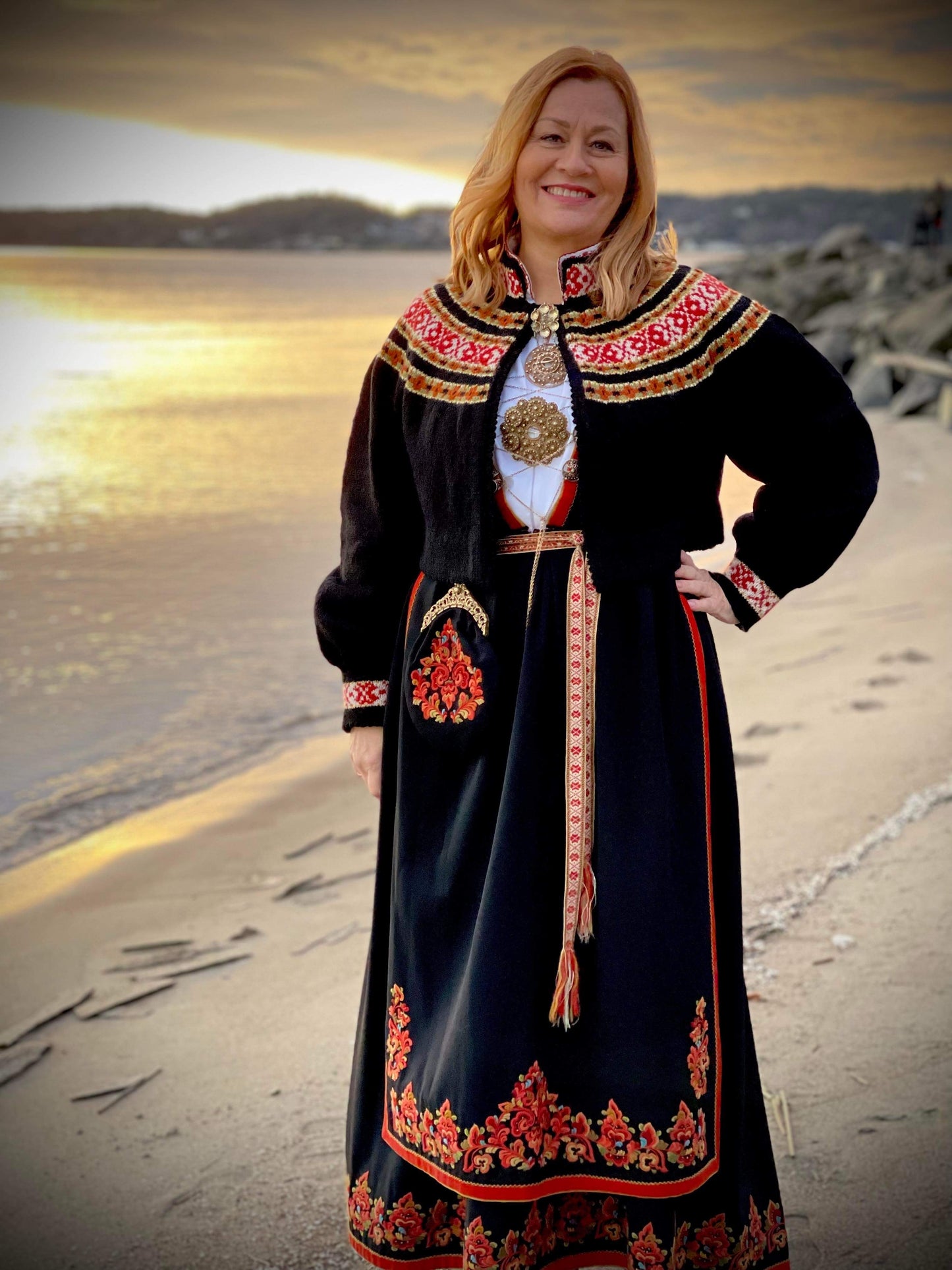 Utstillingsjakke selges, modell Hjørdis tilpasset Vest-Telemarkbunad