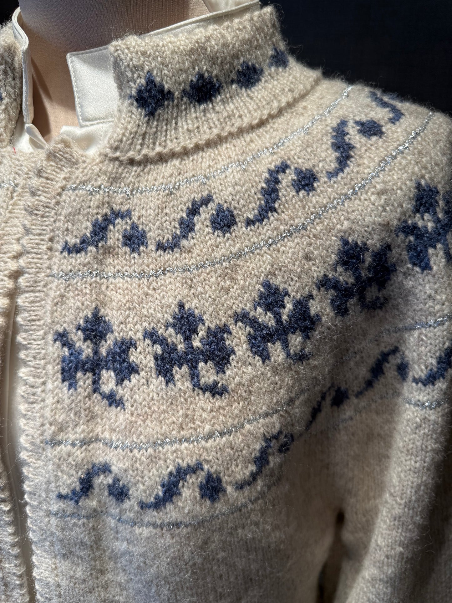 Utstillingsjakke selges, modell Maj Britt tilpasset Nord-Trønderbunad