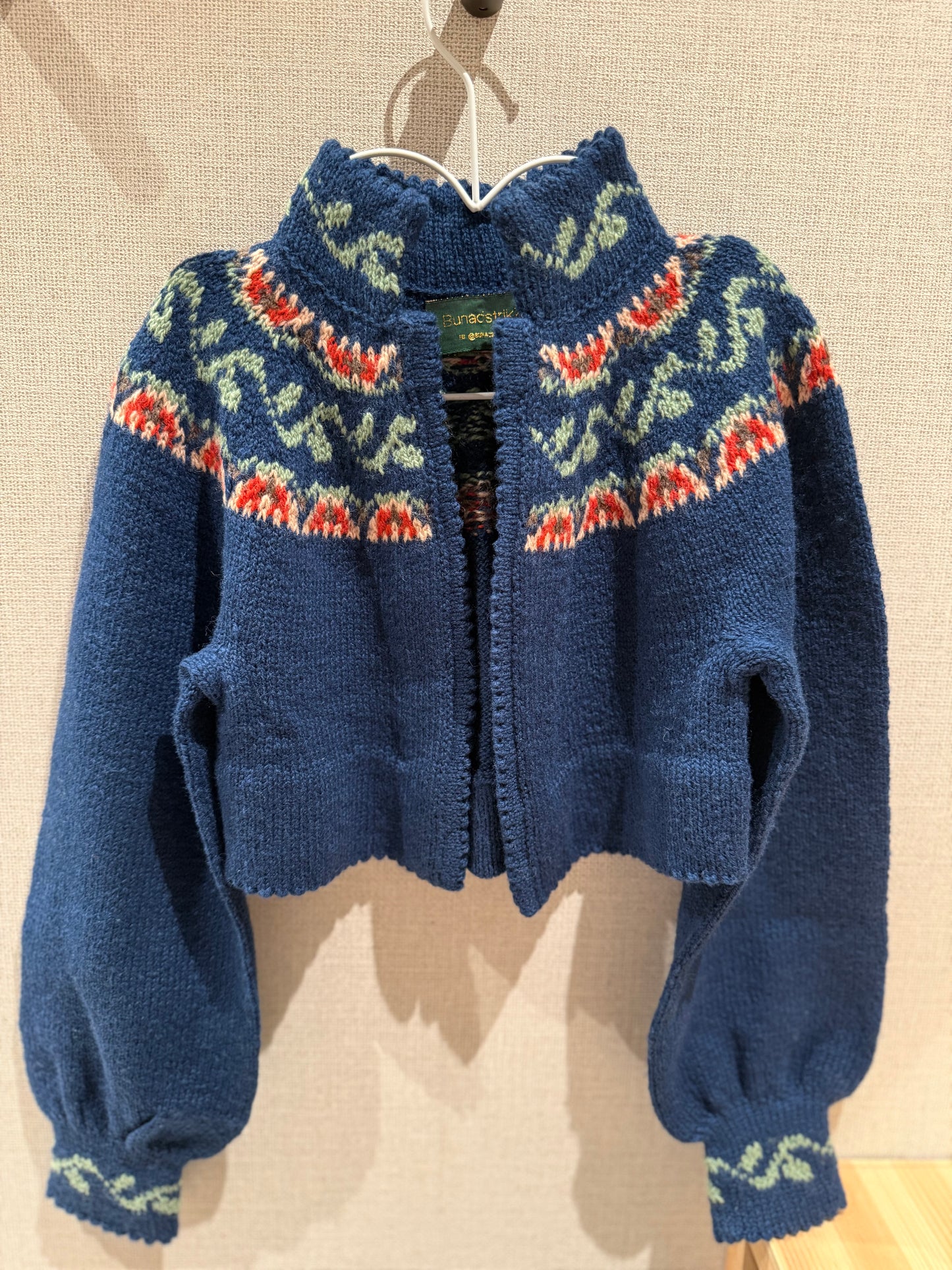 Utstillingsjakke selges, modell Ada tilpasset barnebunad fra Nordland