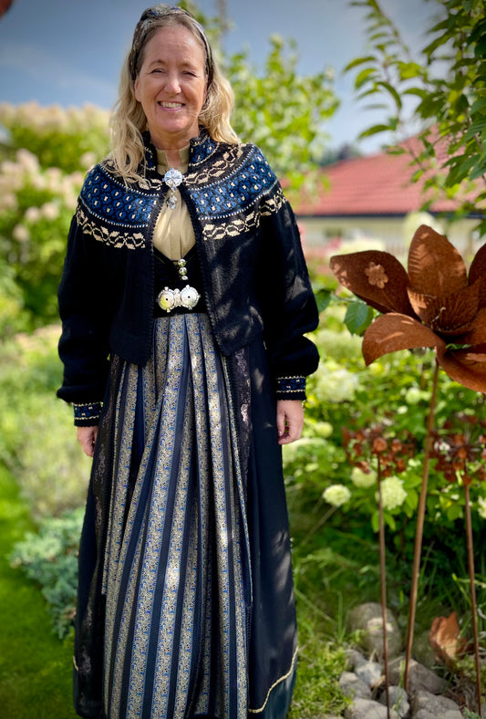 Utstillingsjakke selges, modell Maren tilpasset Oslo Jubileumsdrakt