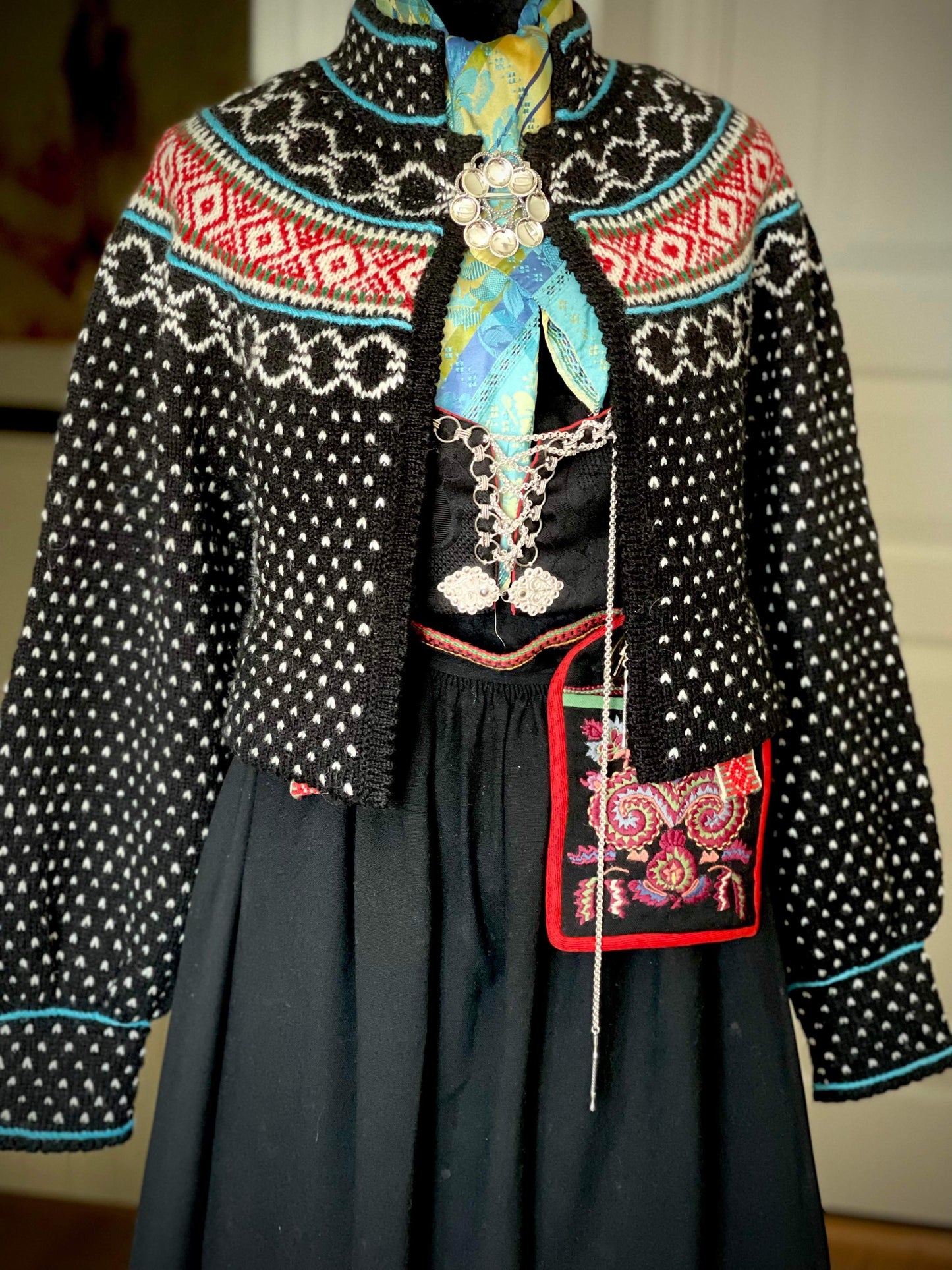 Utstillingsjakke selges, modell Cecilie tilpasset Vest-Agderbunaden