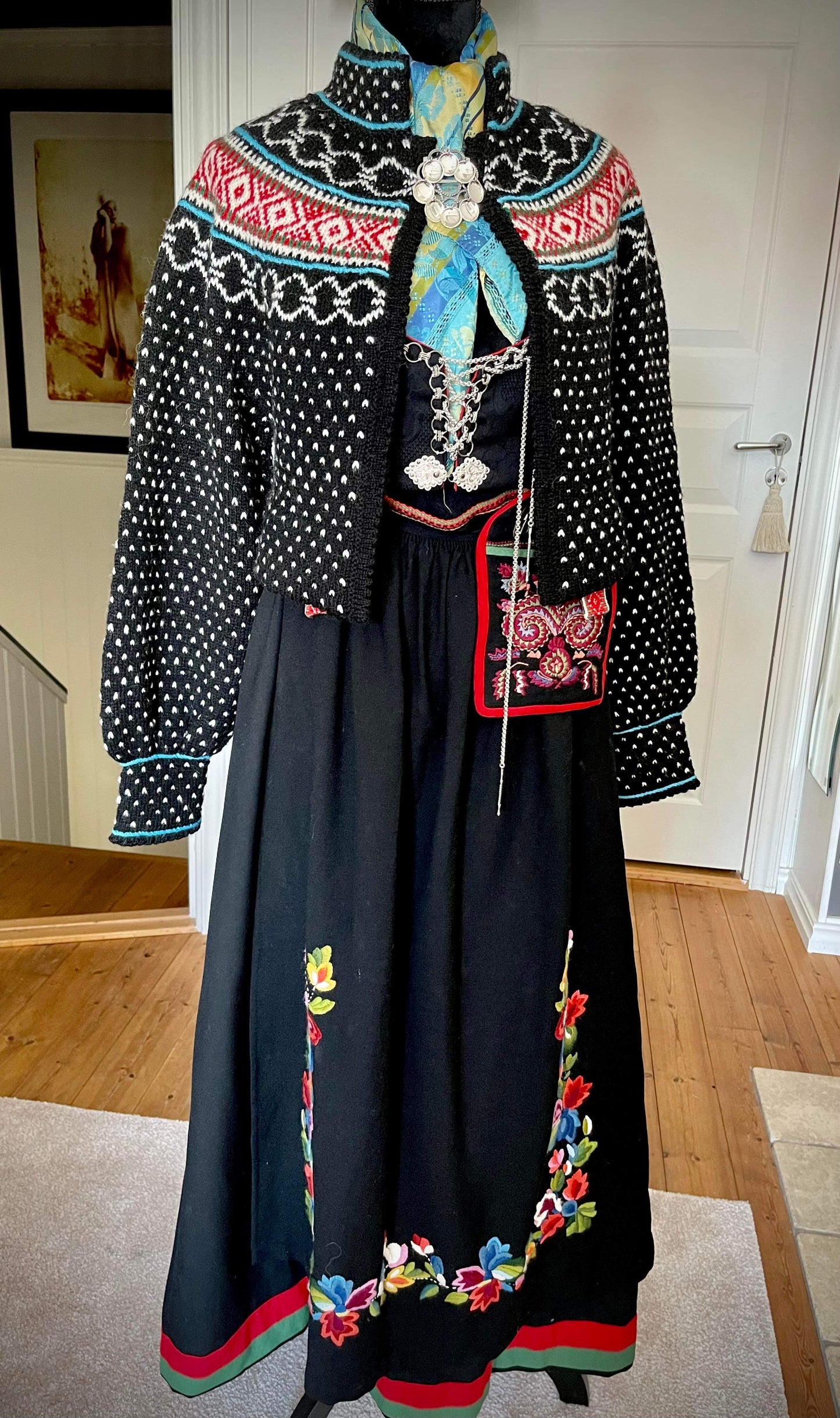 Utstillingsjakke selges, modell Cecilie tilpasset Vest-Agderbunaden