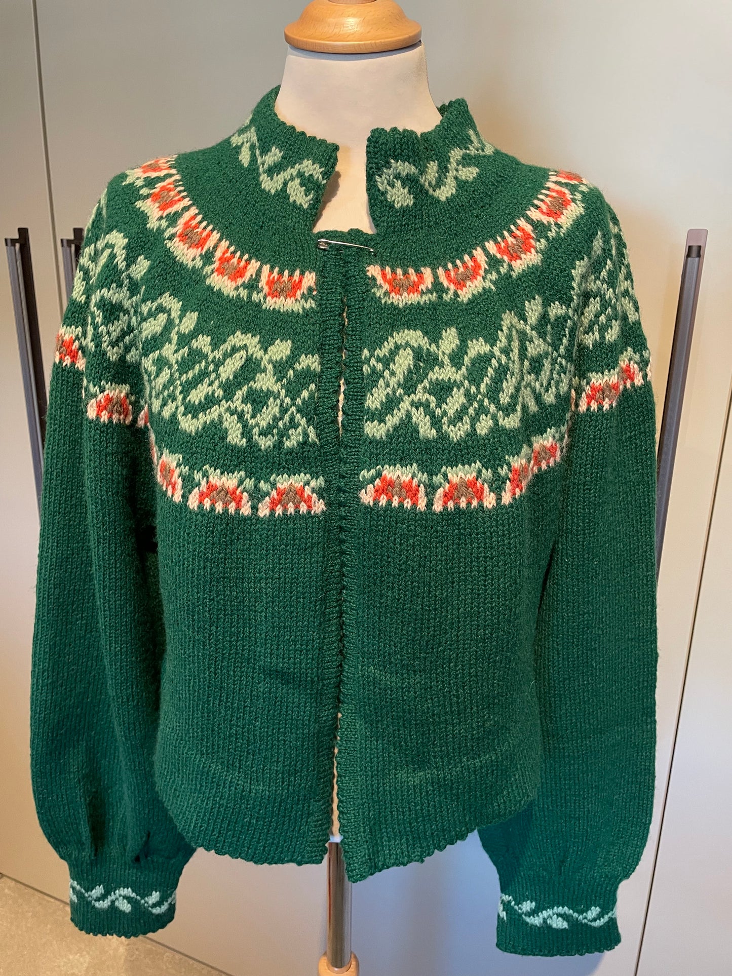 Utstillingsjakke selges, modell Lisa tilpasset grønn Nordlandsbunad