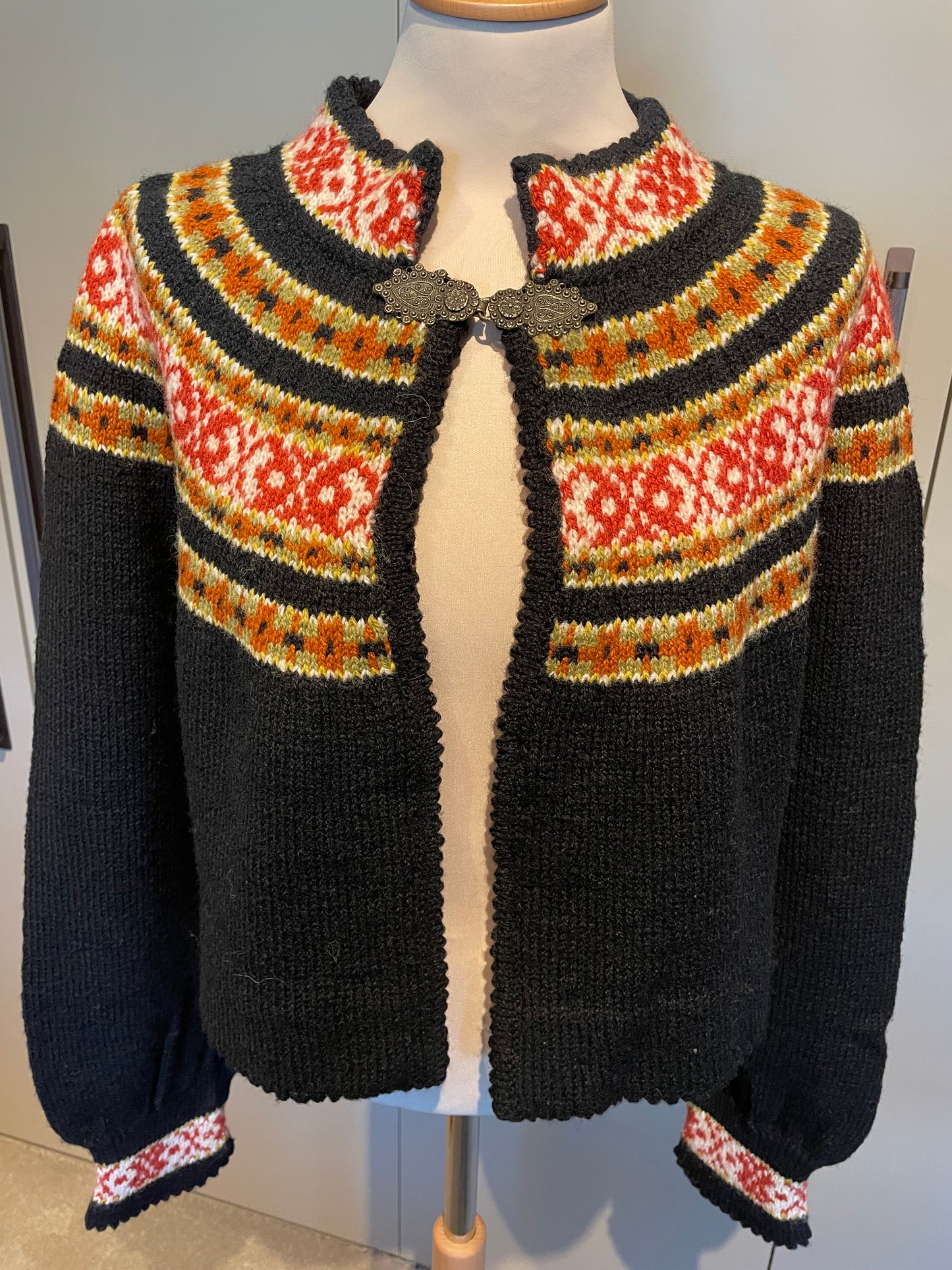 Utstillingsjakke selges, modell Hjørdis tilpasset Vest-Telemarkbunad