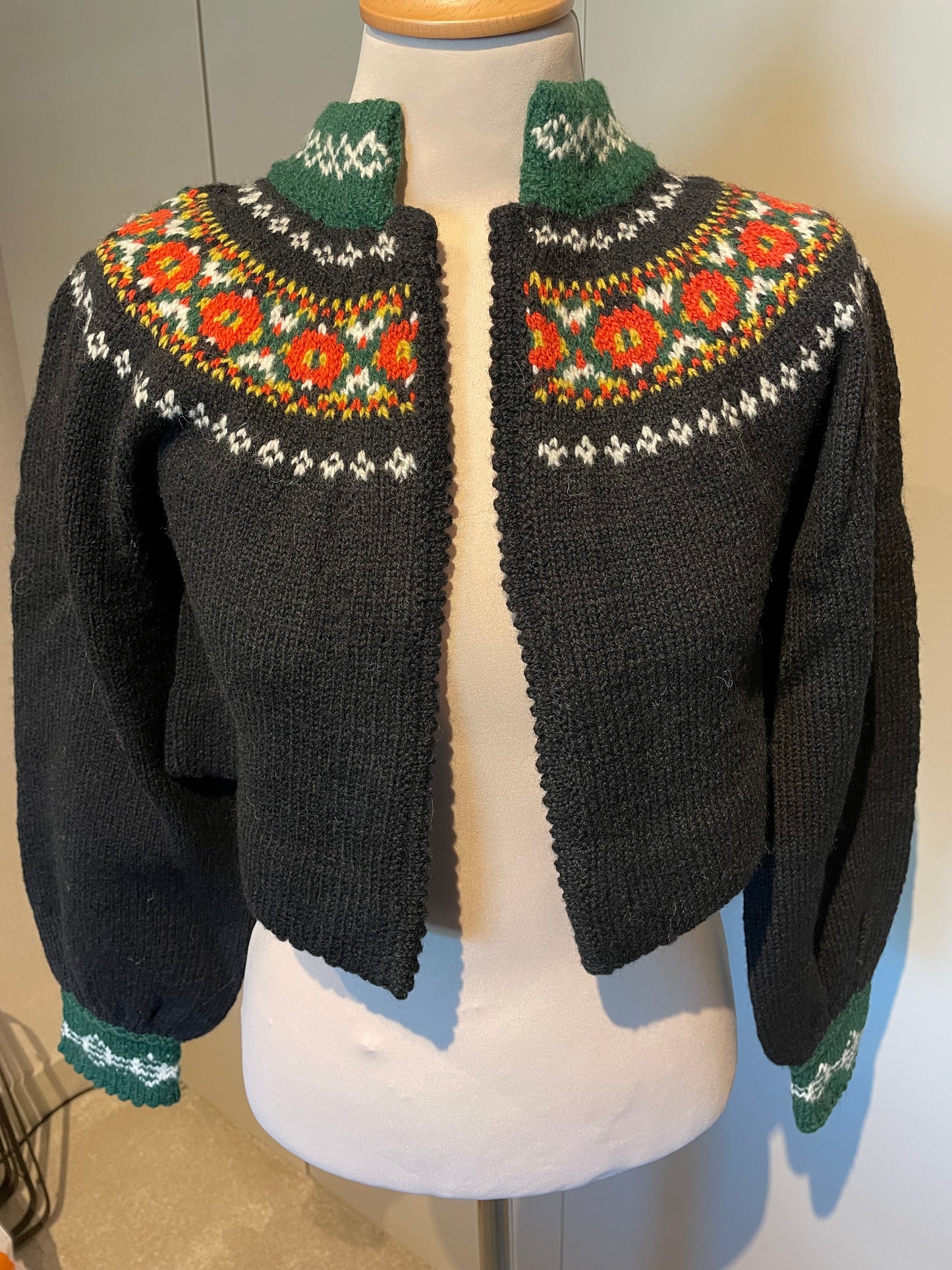 Utstillingsjakke selges, modell Lilly tilpasset Norfjordbunad for barn