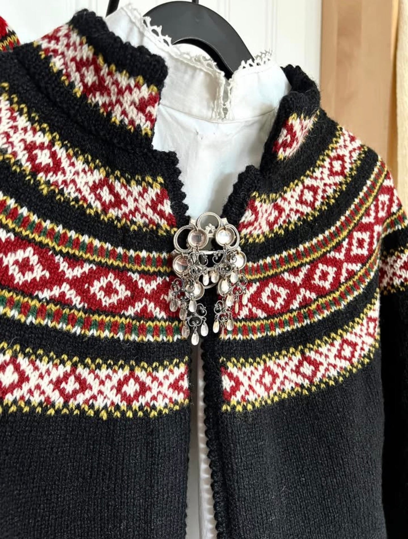 Utstillingsjakke selges, modell Anita tilpasset Åmlibunad