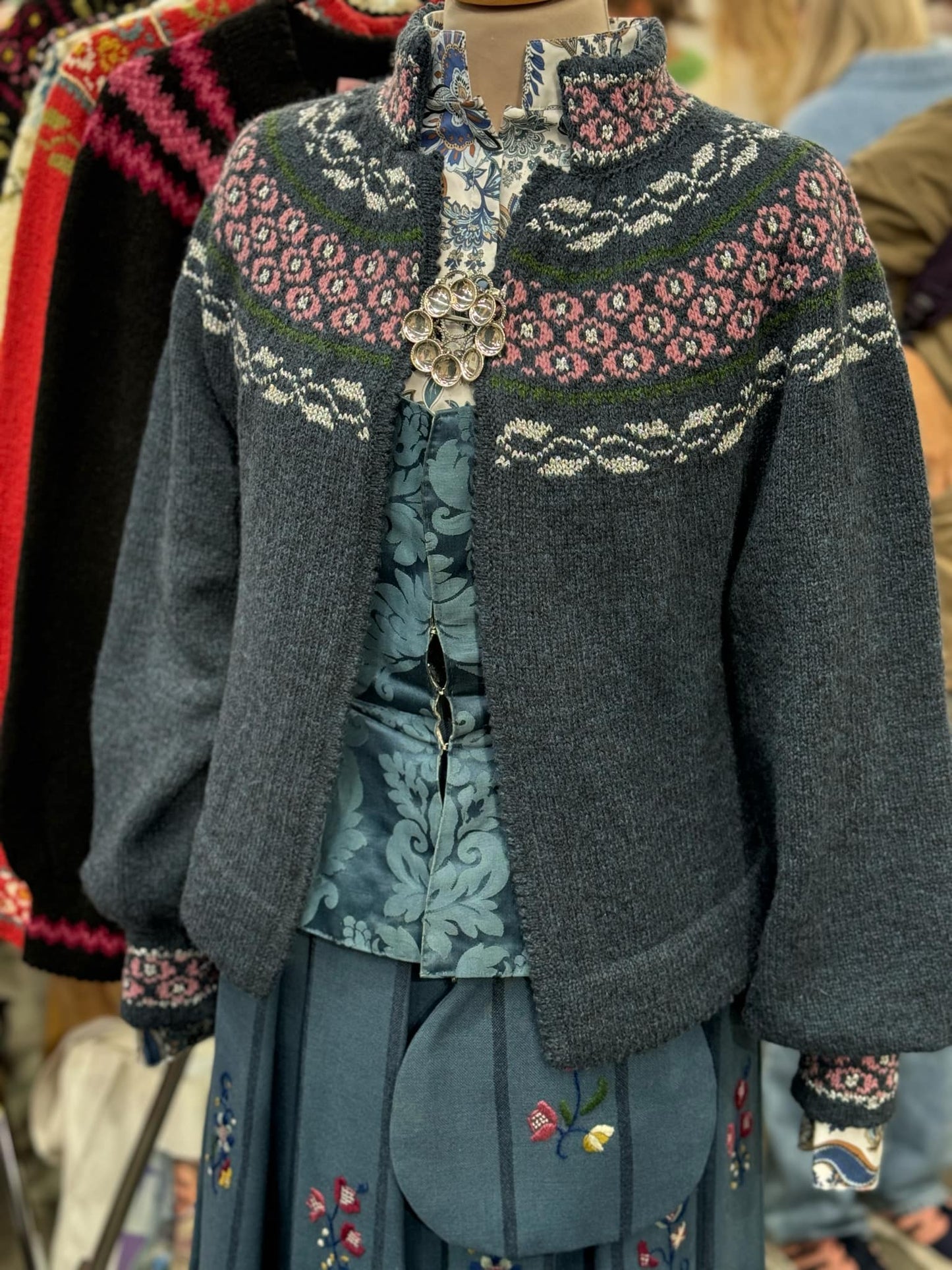 Utstillingsjakke modell Maren, tilpasset Hedmarksbunad