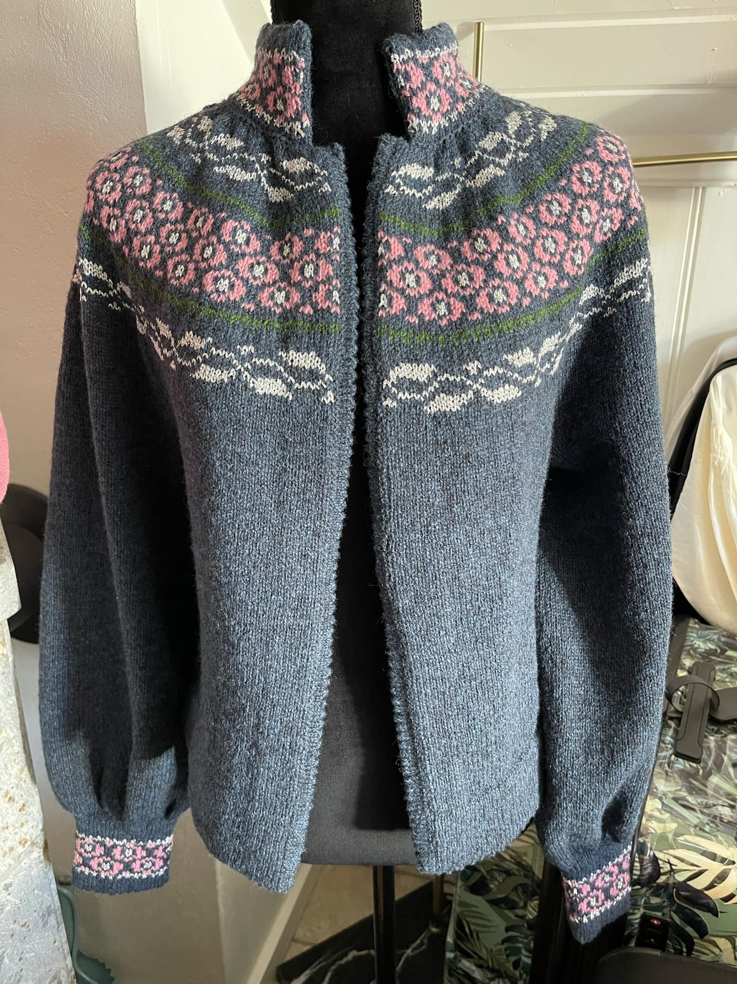 Utstillingsjakke modell Maren, tilpasset Hedmarksbunad