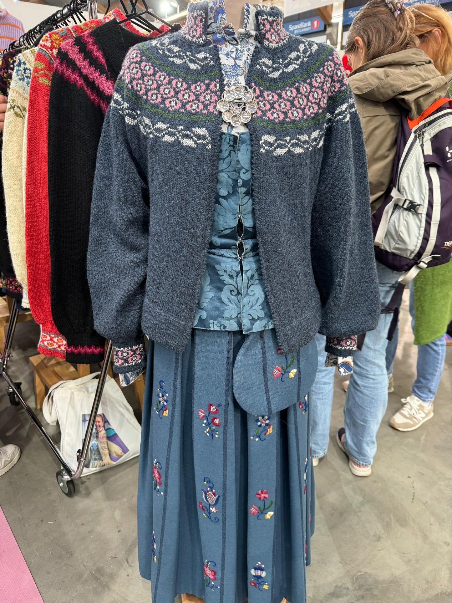 Utstillingsjakke modell Maren, tilpasset Hedmarksbunad