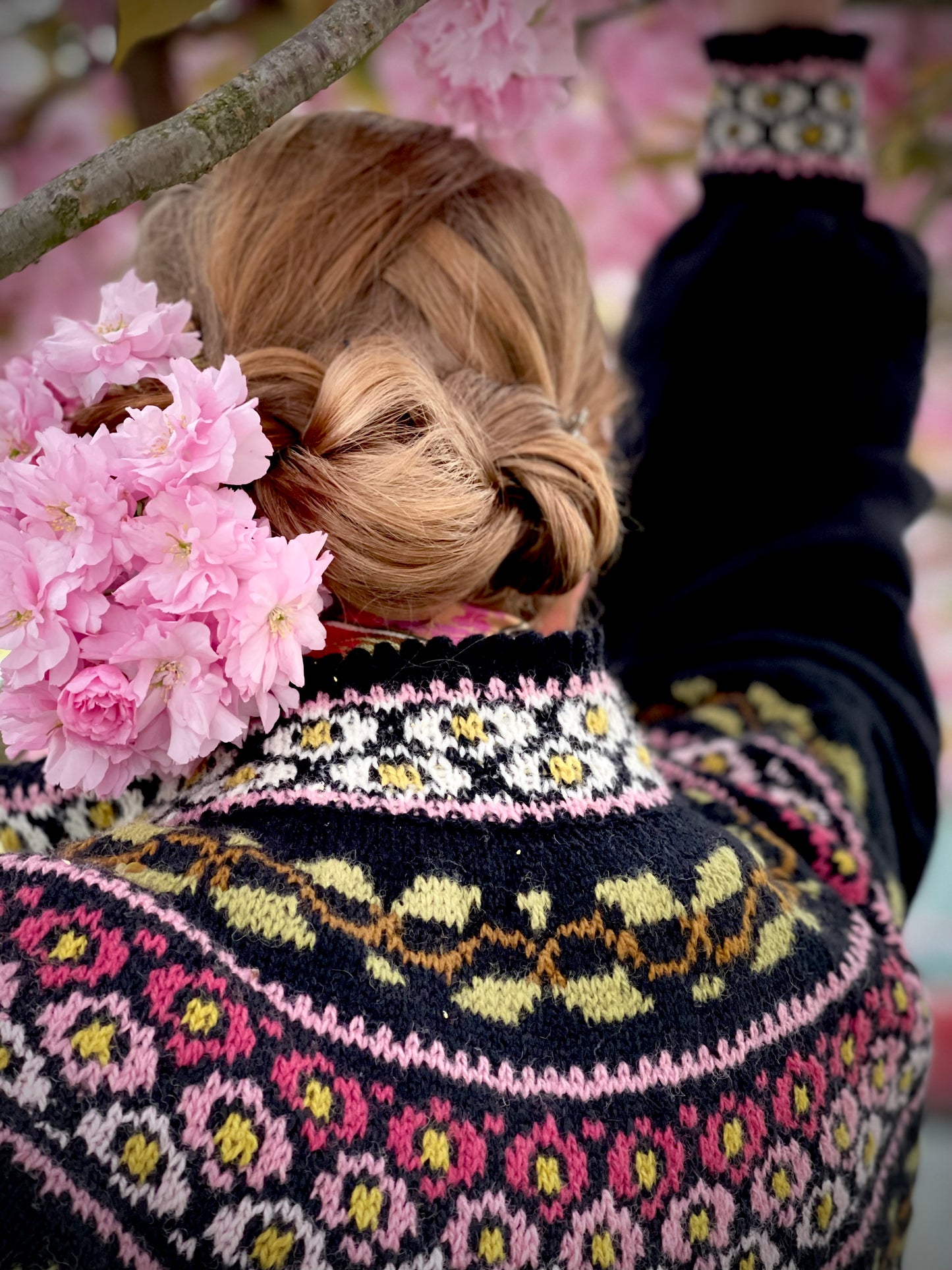 Maren (Pdf) tilpasset bunad/drakt med blomsterbroderier