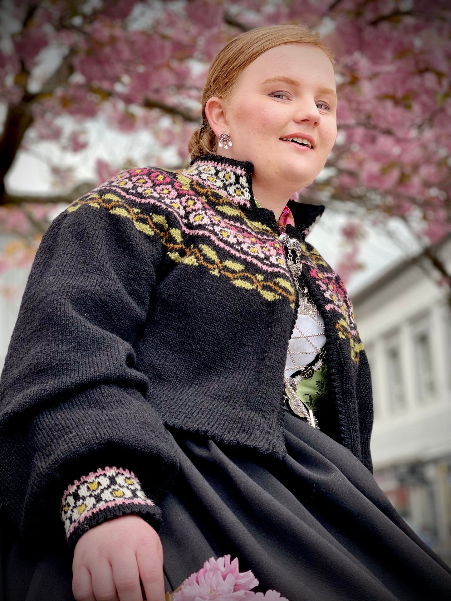 Maren (Pdf) tilpasset bunad/drakt med blomsterbroderier