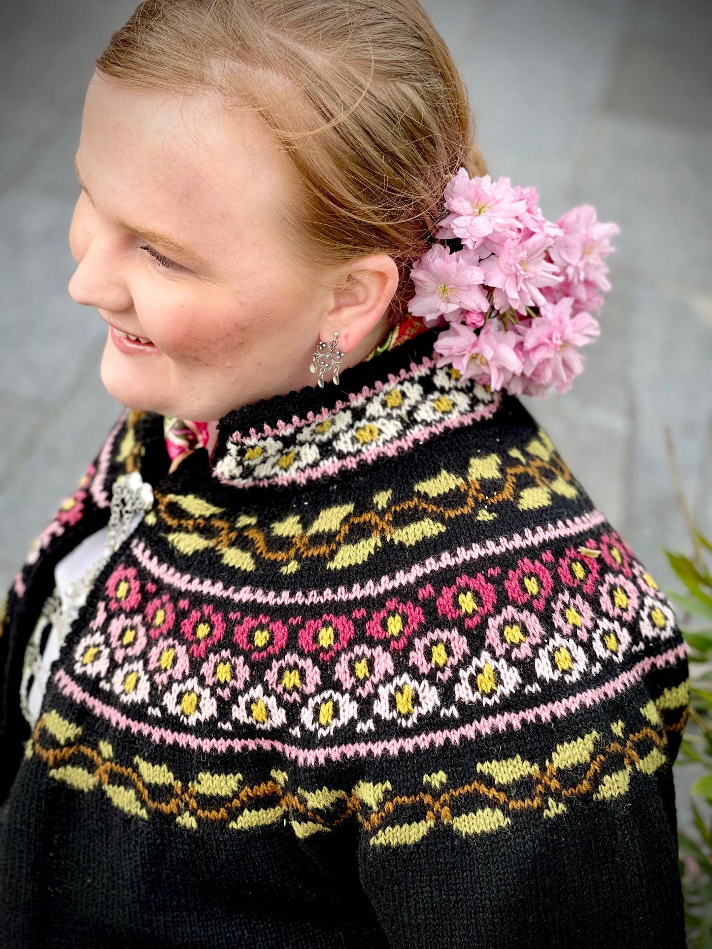 Maren (Pdf) tilpasset bunad/drakt med blomsterbroderier