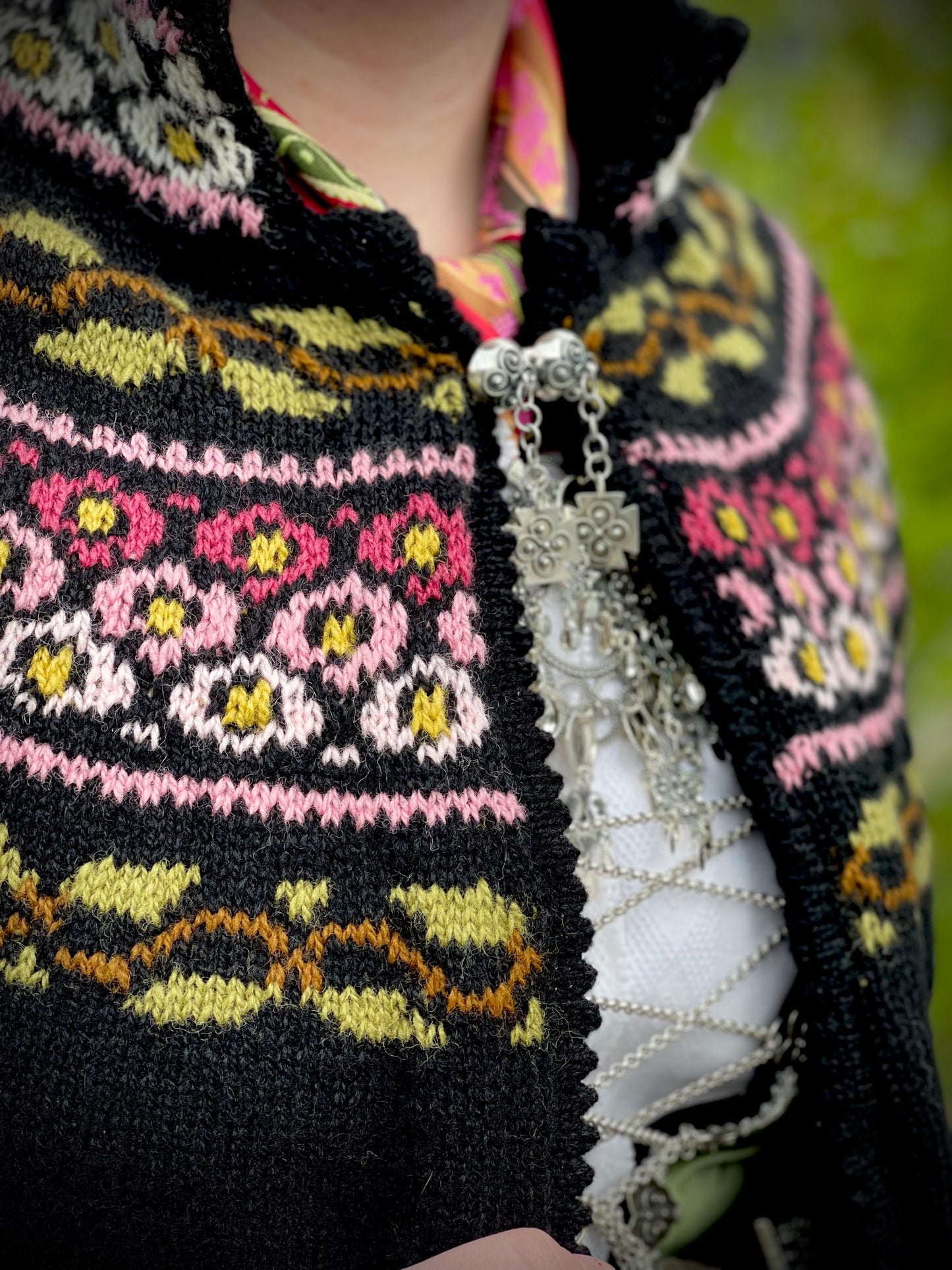 Maren (Pdf) tilpasset bunad/drakt med blomsterbroderier